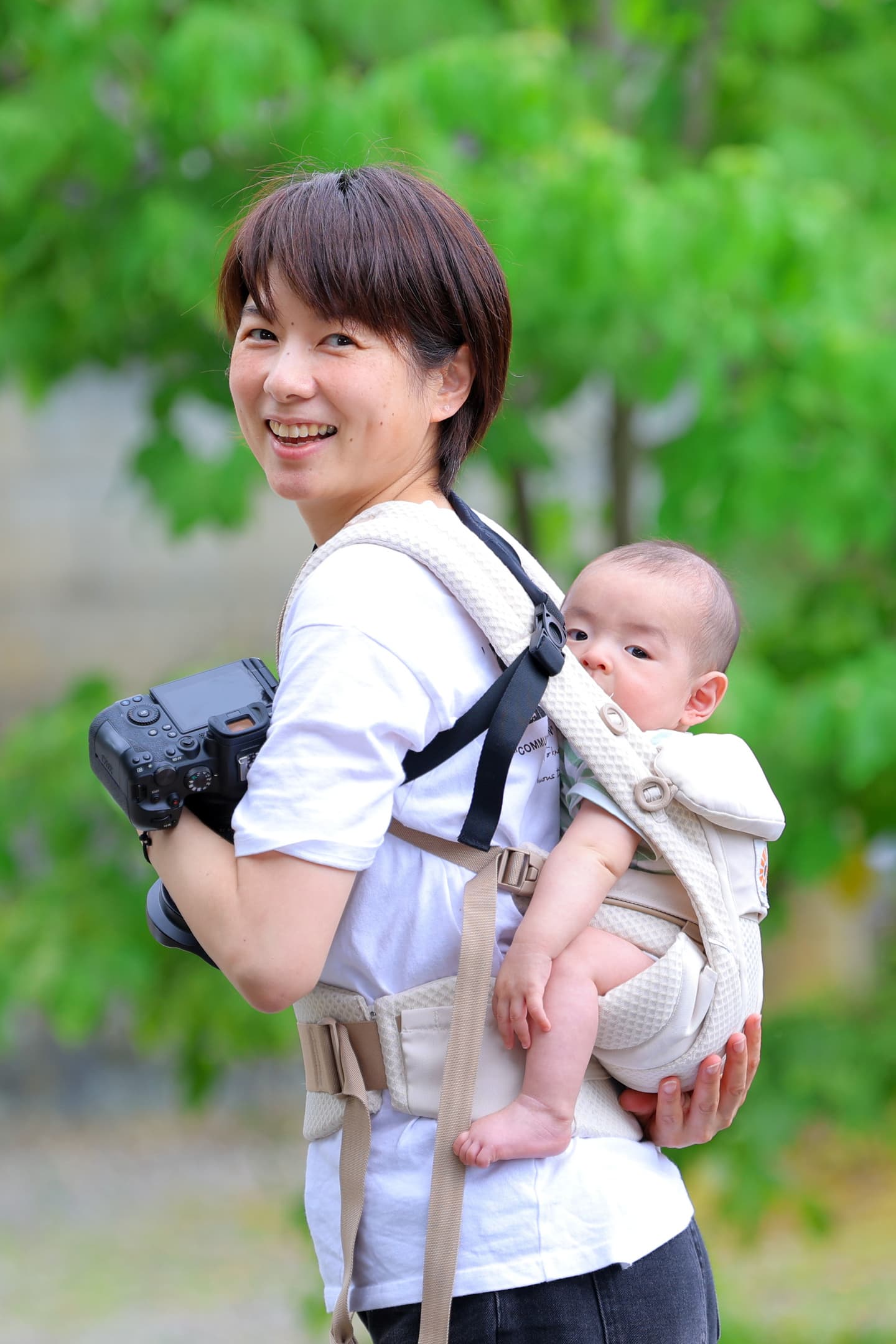 女の子を肩車した女性カメラマンの写真