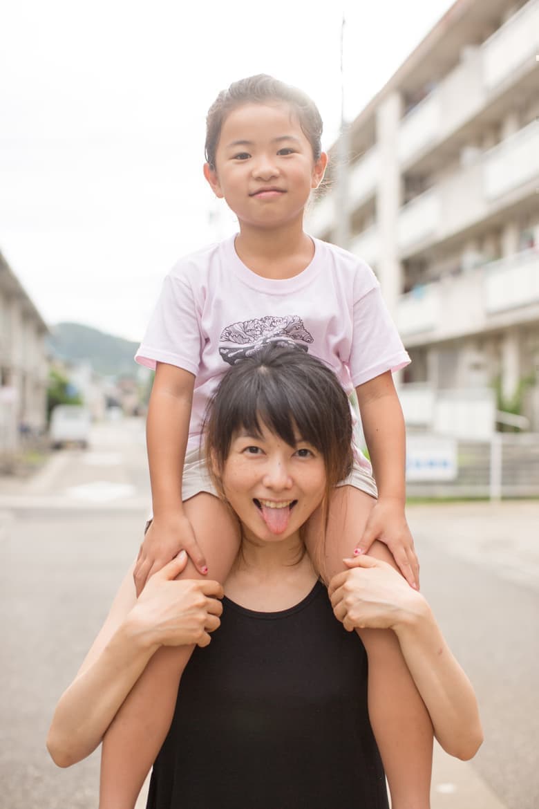 女の子を肩車した女性カメラマンの写真