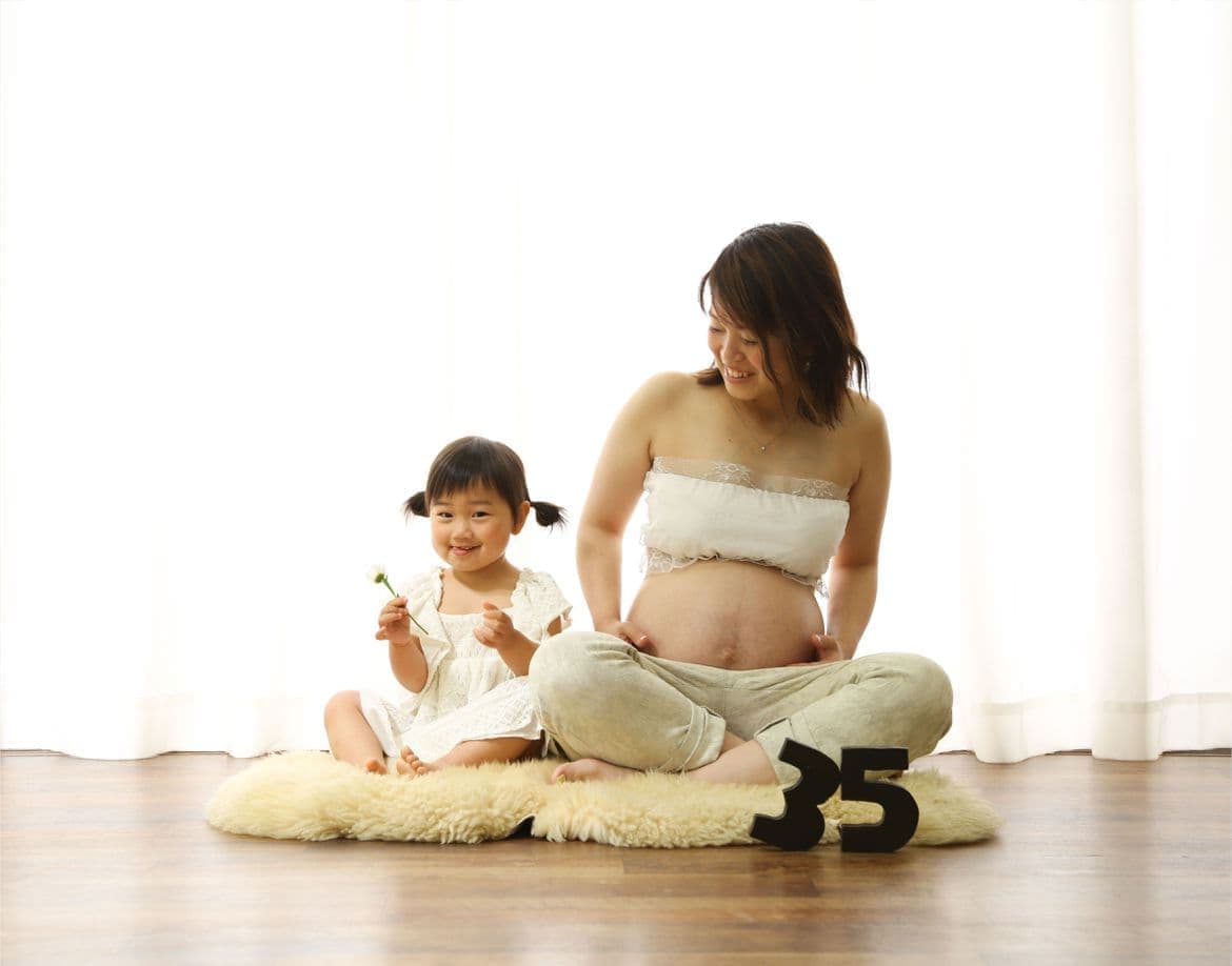 福井県越前市のフォトスタジオで撮った妊婦のママとお姉ちゃんの写真