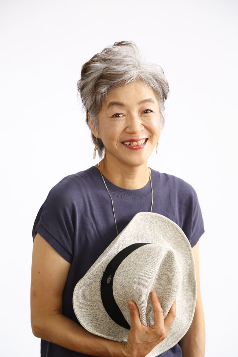 正通薬局でのメイクしたシニアの女の人