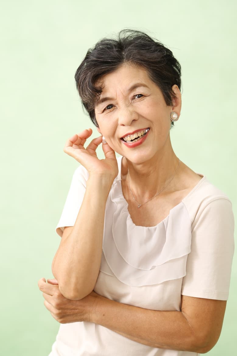 福井越前市の正通薬局でのメイクしたシニアの女の人