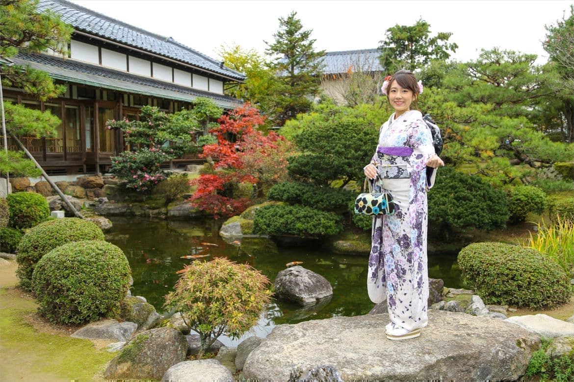 越前市のお庭で撮った振袖の女の子