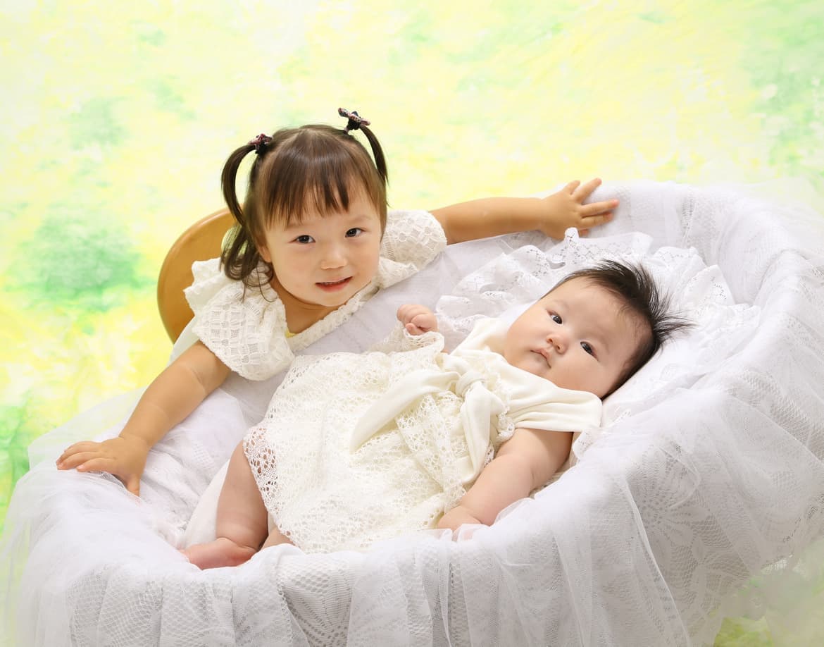 福井越前市の100日の赤ちゃんとお姉ちゃんの姉妹の写真