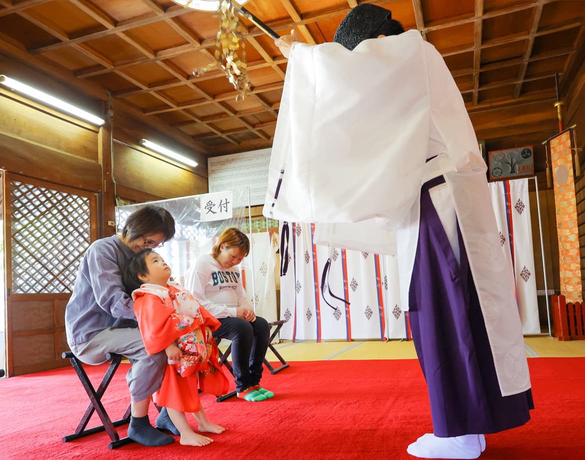 福井で七五三をしたご祈祷中の写真