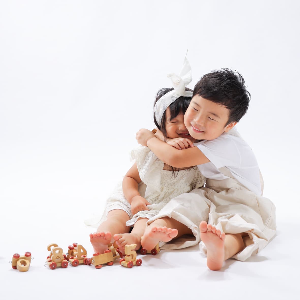 白を基調とした子供の可愛い写真