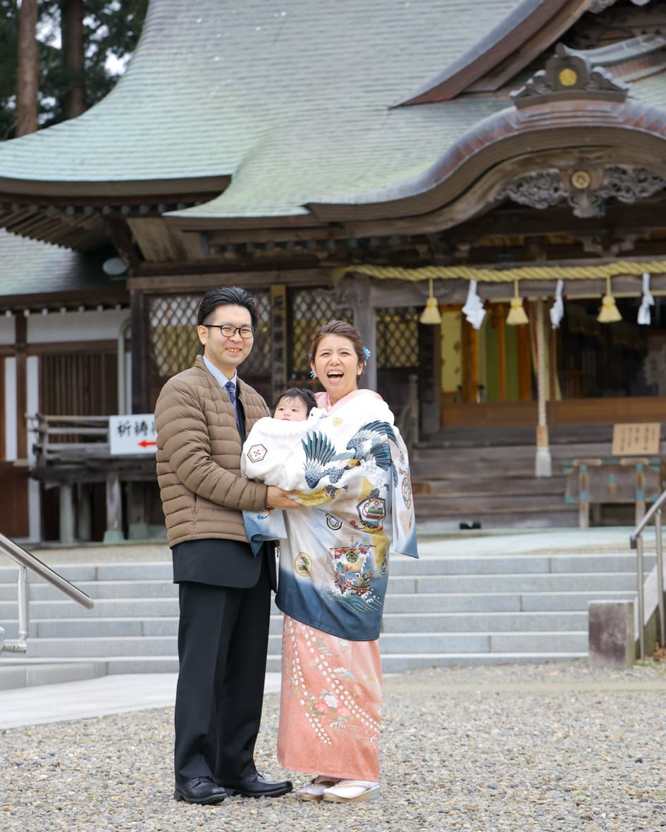 越前町剣神社でお宮参りの親子
