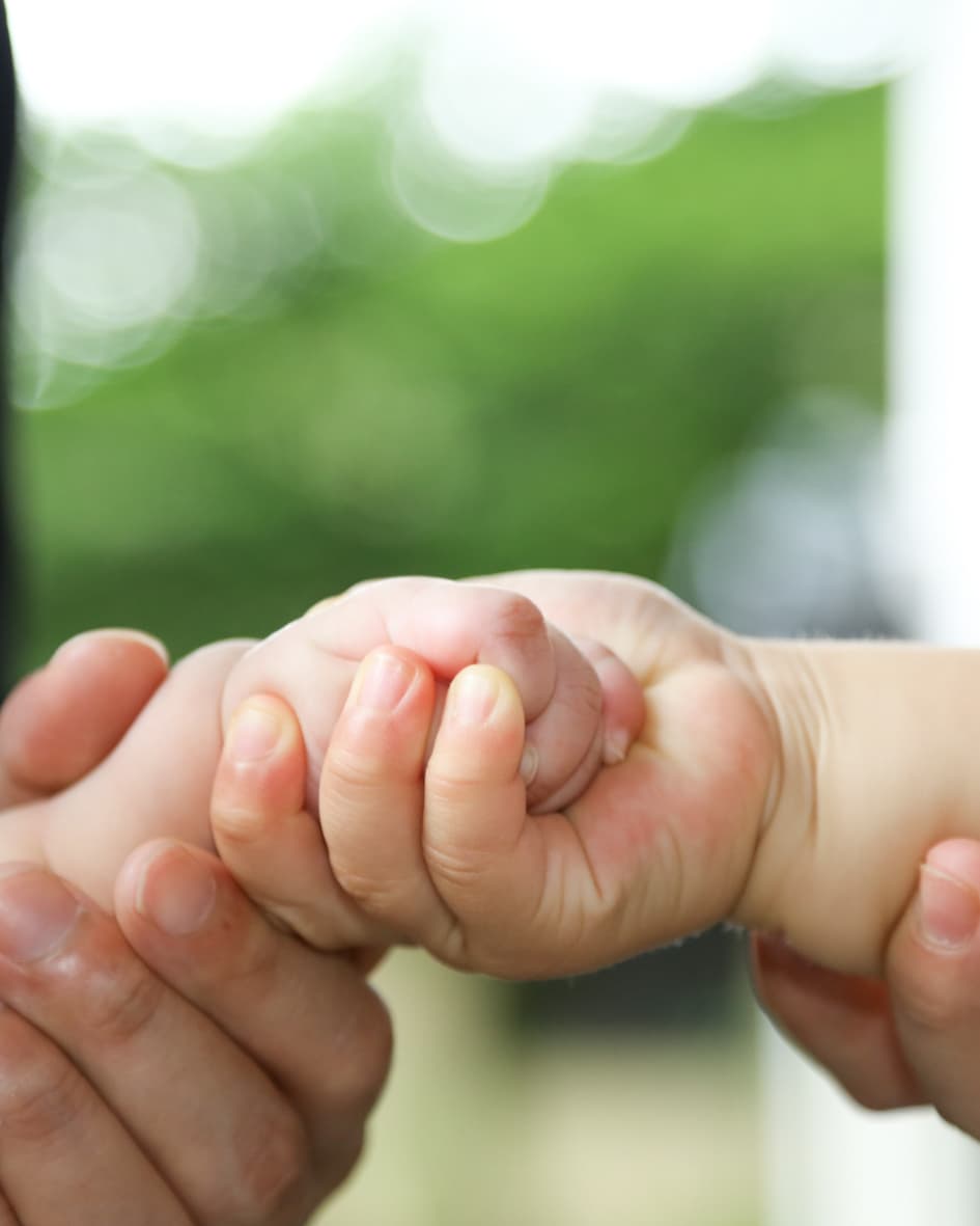 総社大神宮でお宮参りした赤ちゃんの手