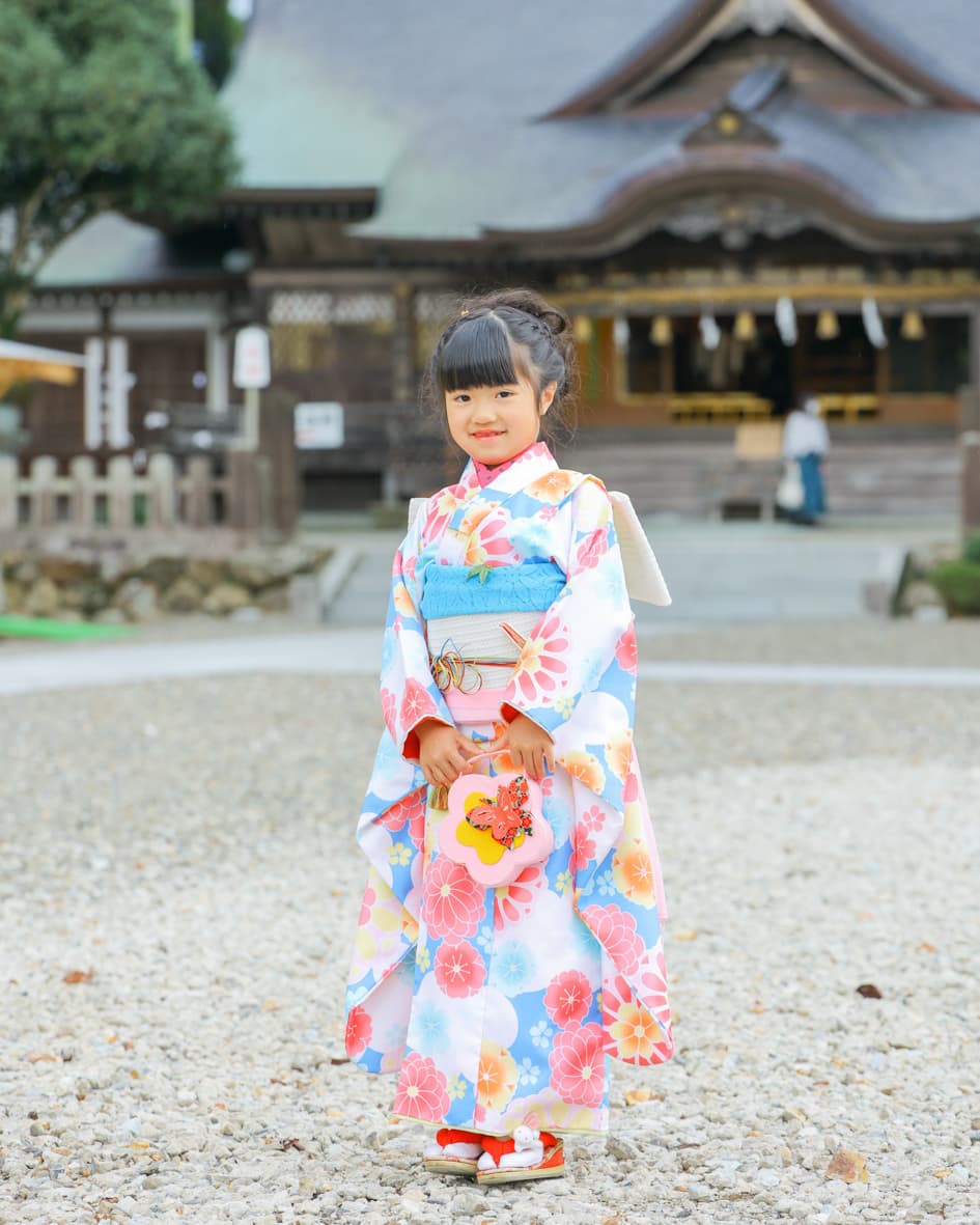 剣神社での七五三の女の子の写真