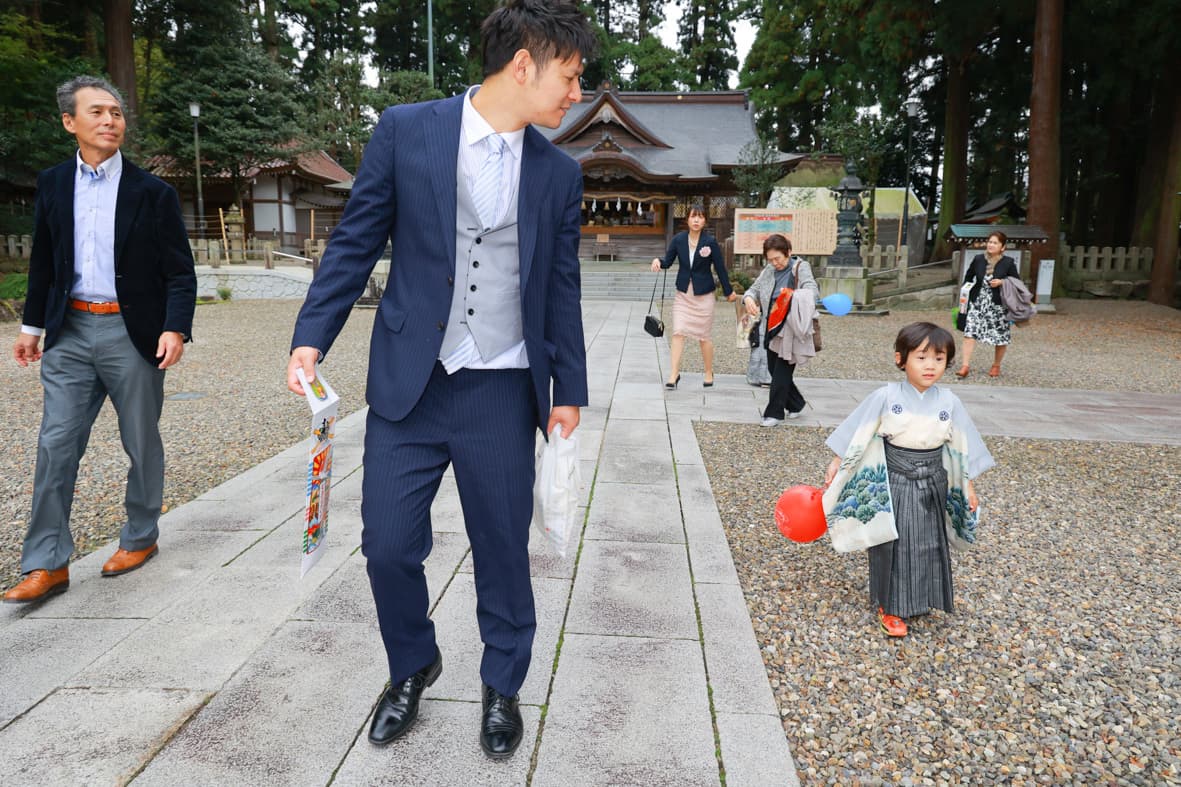 剣神社での七五三の親子
