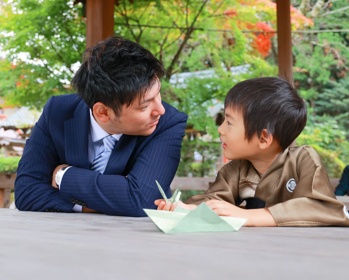 剣神社での七五三の親子