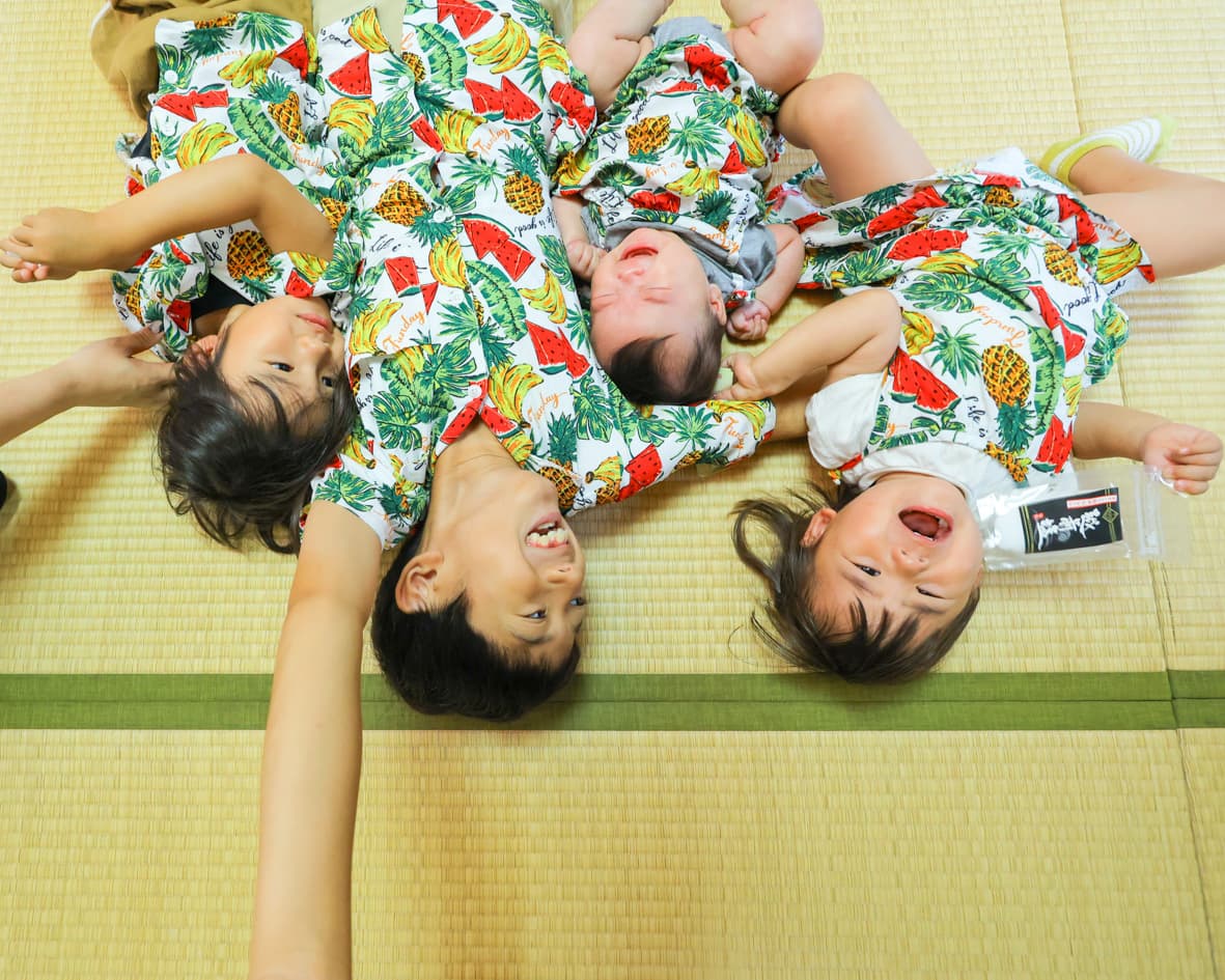 劔神社でのお宮参りの兄弟の写真