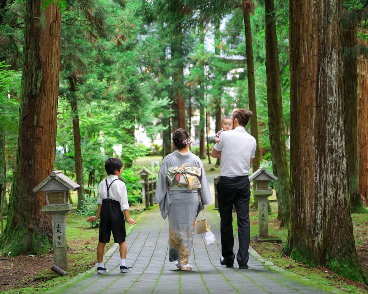 劔神社でのお宮参りの親子