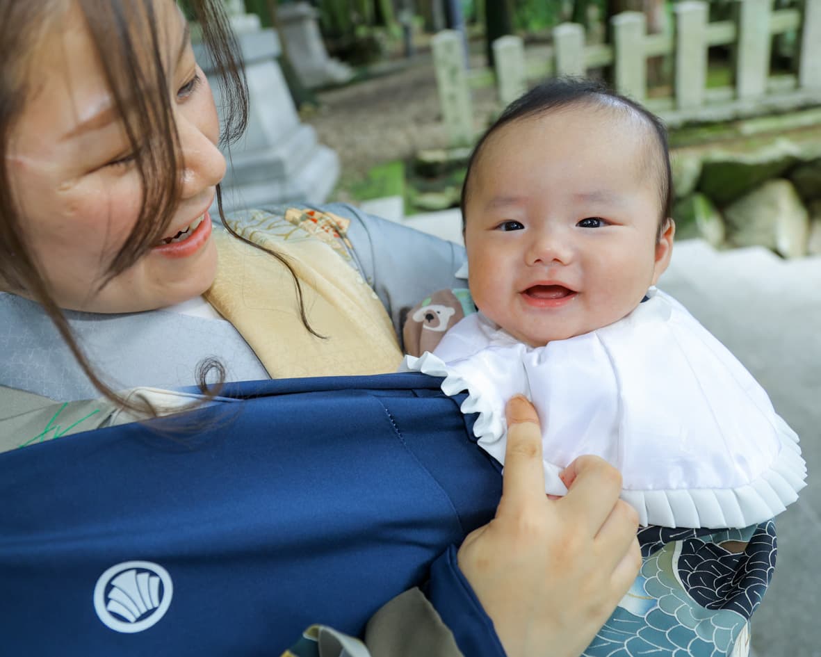 劔神社でのお宮参りの親子
