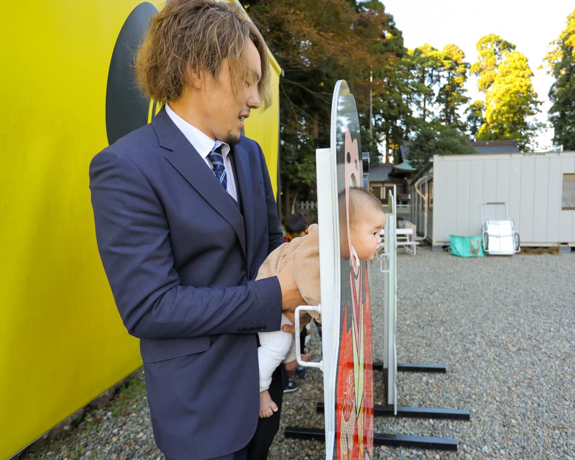 剣神社でお宮参りした赤ちゃん
