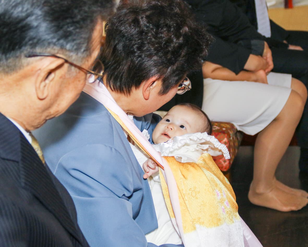 お宮参りのロケーションフォトの赤ちゃん