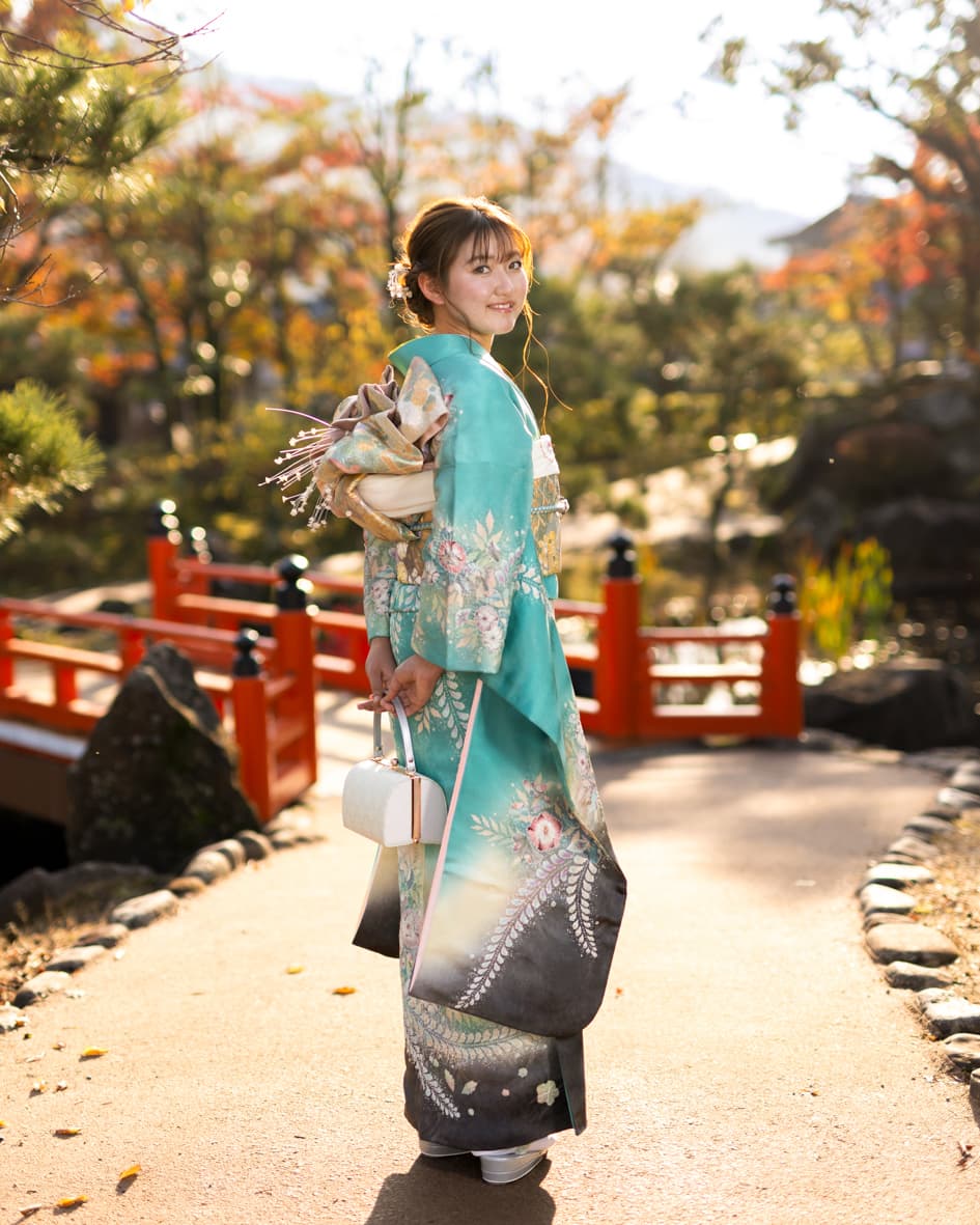 式部公園で撮った二十歳の振袖の女の子