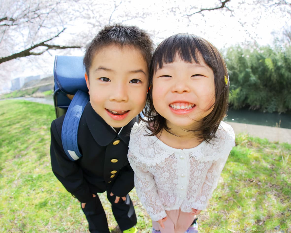 越前市の桜の下で撮った入学記念写真