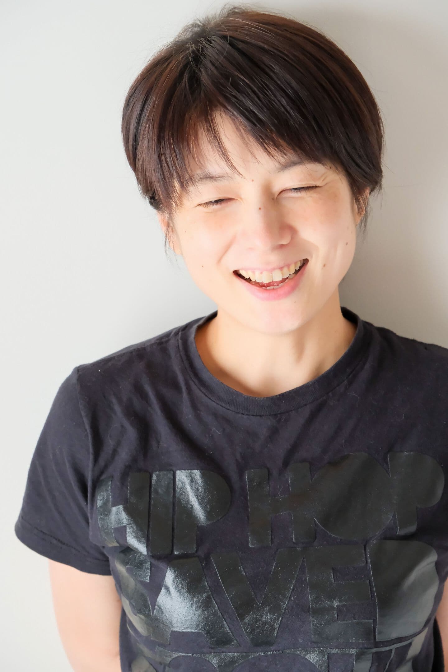 女の子を肩車した女性カメラマンの写真