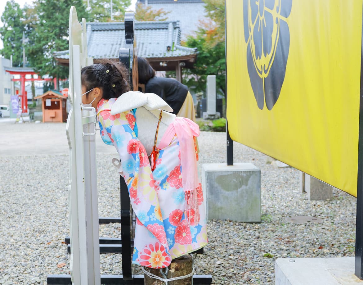 福井アオバフォトのカメラマンが撮った劔神社での七五三の写真