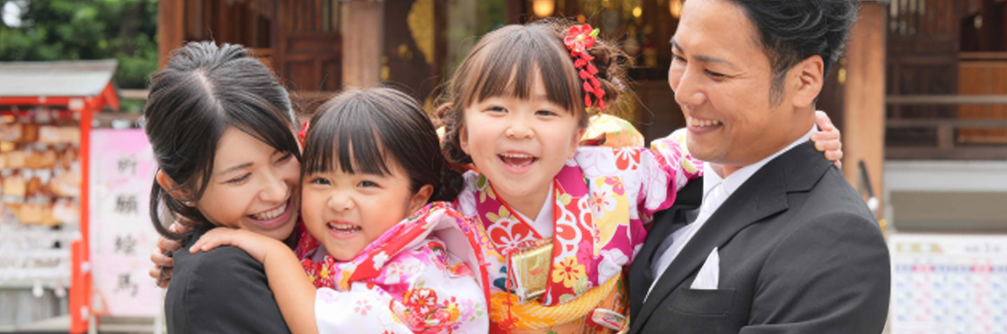 神社での七五三の家族写真