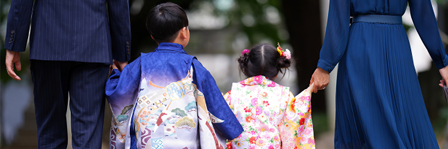 神社での七五三の家族写真