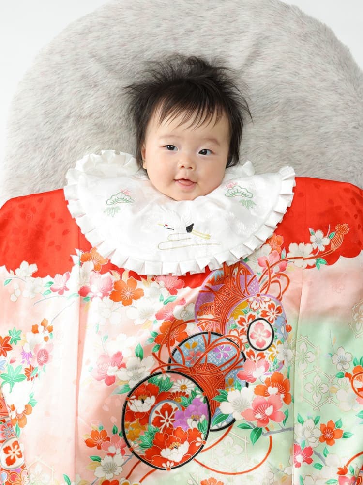 お宮参りの赤ちゃんの写真