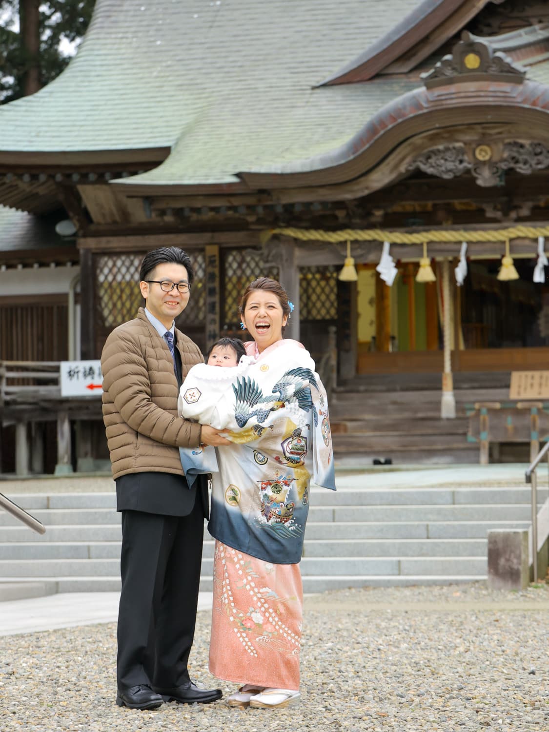 劔神社でのお宮参りの家族記念写真