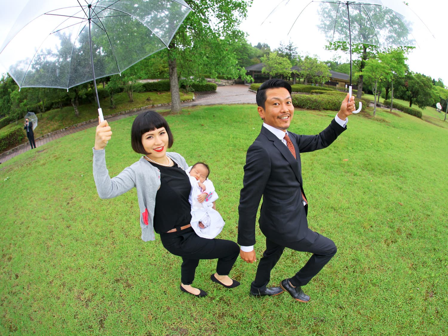 お宮参りの日の親子の写真