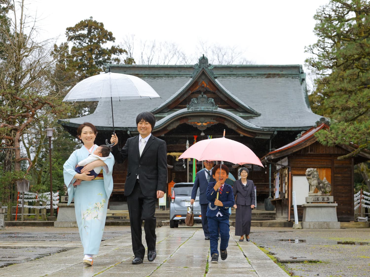 雨の日のお宮参りの写真