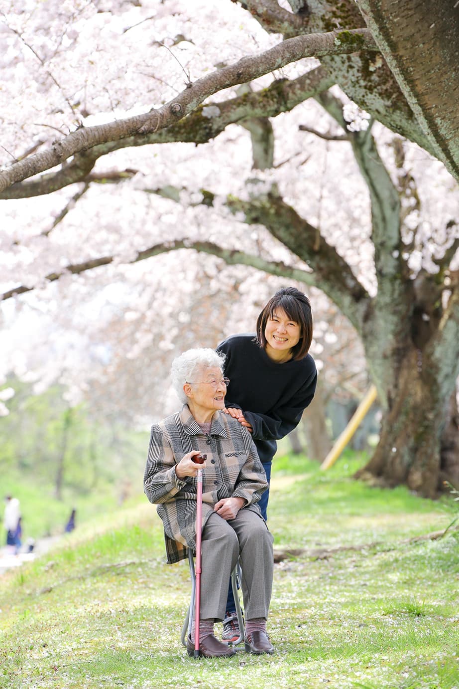 桜の下で撮ったおばあちゃんと孫