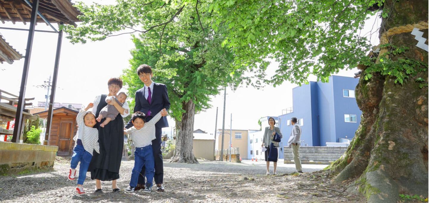 福井上総社でのお宮参りの家族